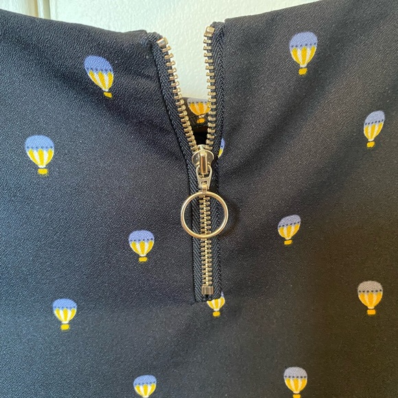 Cute short-sleeve blouse with hot-air balloon print! - Picture 4 of 5